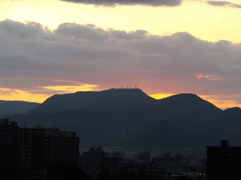 通り雨の後気温急降下するも夕日に浮き上がる山の端_c0025115_18352490.jpg