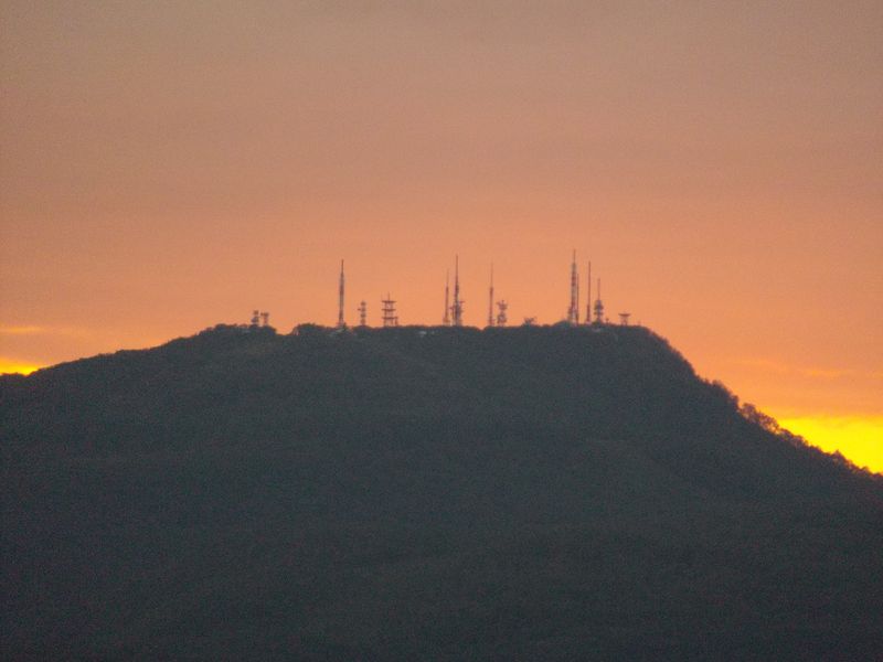 通り雨の後気温急降下するも夕日に浮き上がる山の端_c0025115_1835633.jpg