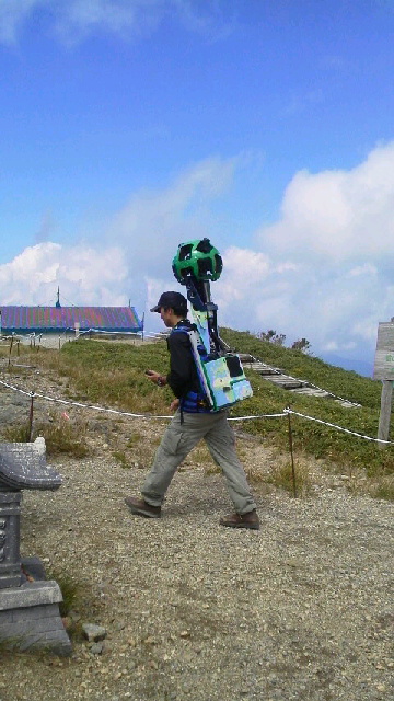 Googleストリートビューのカメラが上がって来ました スイカが上がって来たのかと思う外見 マップのかわいいデザインですが案外重い 見られる日が 楽しみです つるぎさん山小屋日記