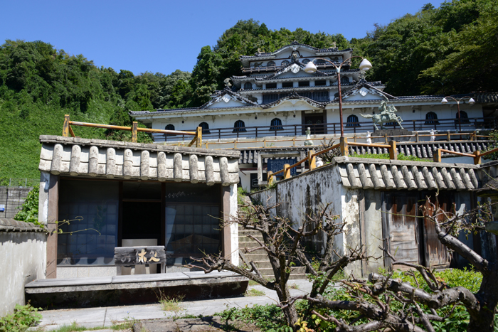 彦根なら彦根城よりすごい?!謎の城・佐和山遊園(珍スポット)_e0171573_18471596.jpg