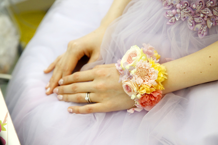 5月の装花　日比谷パレス様へ　花冠とリストブーケ、ラベンダーのドレスに_a0042928_18441137.jpg