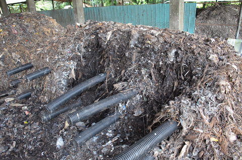 自然通気による積み込み式堆肥化　Layered composting by natural ventilation_e0020945_22291173.jpg