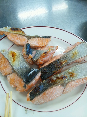 お魚くらぶ：鮭をまるごと編_b0255896_2240549.jpg