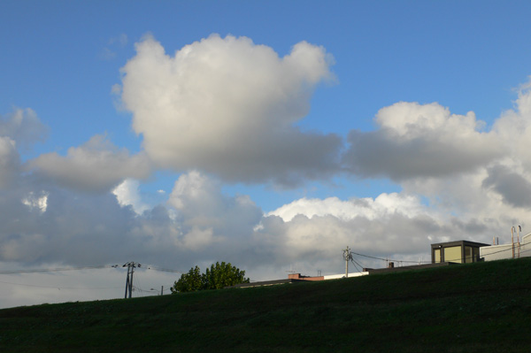 土手越しの空_a0046429_21383020.jpg