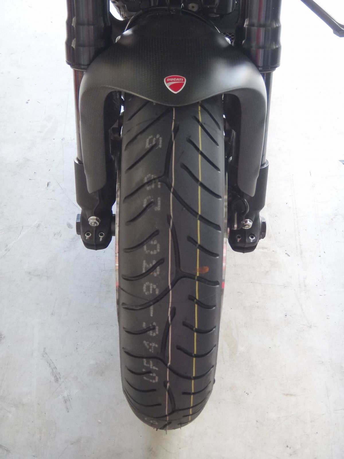 Diavel のﾌﾛﾝﾄﾀｲﾔ交換_f0004270_18405285.jpg