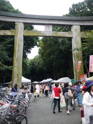 護国神社　蚤の市_d0119015_1105198.jpg