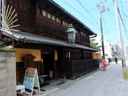 京都散歩　～島原（輪違屋～大門）～_c0013687_17492390.jpg