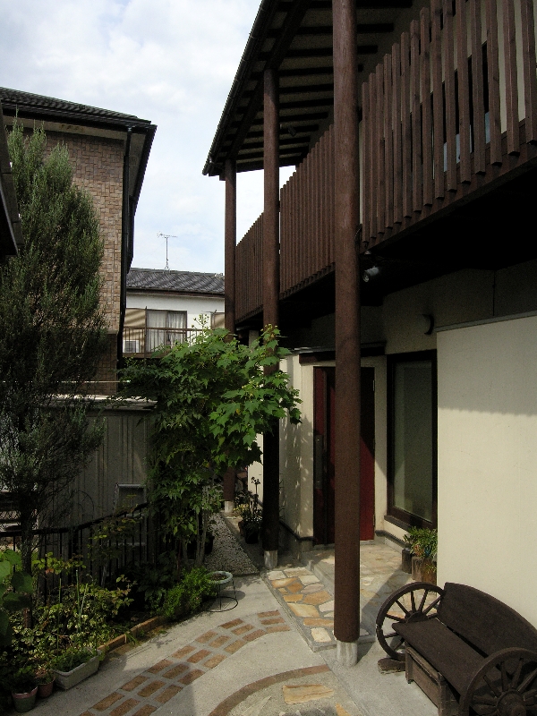 住宅密集地に建つ二世帯住宅_b0349892_07475764.jpg