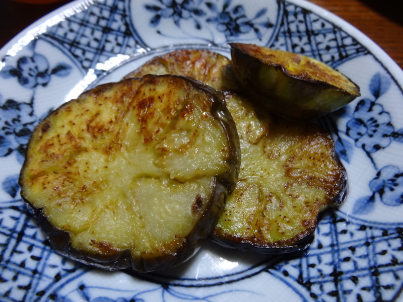 デリバリーピザ、ひじき煮、コールスロー、焼き茄子、冷やし中華、玉蒟蒻煮。_c0225997_1036329.jpg