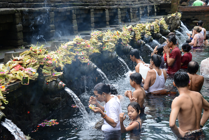 バリ島の沐浴場：ティルタ・ウンプル_e0171573_23282677.jpg