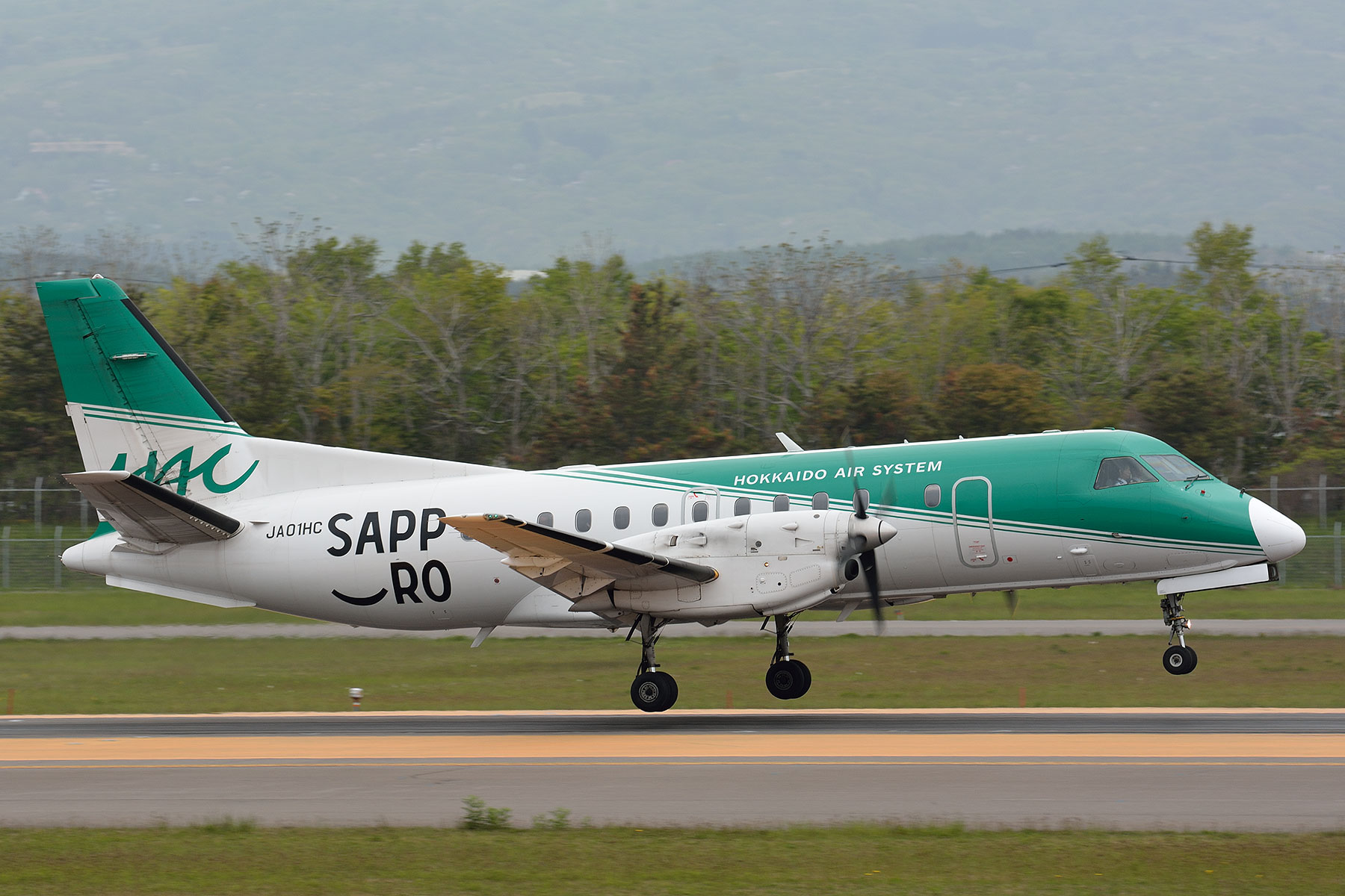 SAAB 340 / JA01HC : SKY LOUNGE GARDEN -transporter side-