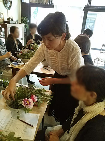 「花をしつらえる」～平井かずみさんワークショップ_d0159358_15563220.jpg