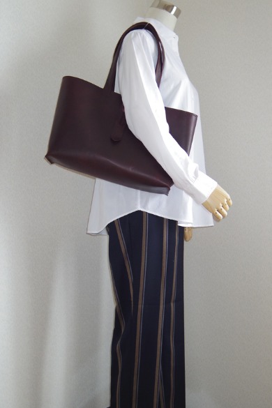 ボルドー色のａ４トートバッグ 9nuiの机