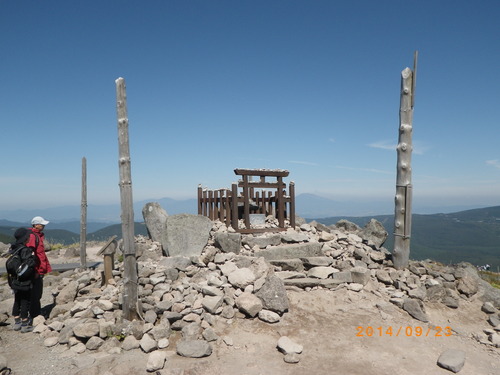 山頂の御柱_e0290580_11375416.jpg