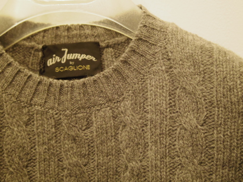 SCAGLIONE（スカリオーネ）Air Jumperケーブル編みクルーネックニットを詳しく(U1W081)_c0118375_15182628.jpg