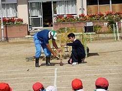 稲刈り体験(月光原小・西根小)_d0247484_13515725.jpg