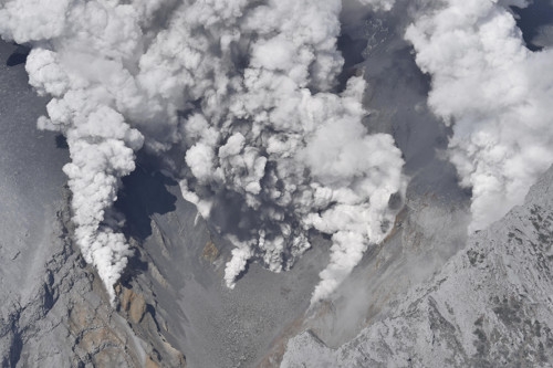 ーー岐阜、長野県境にある御嶽山（３０６７メートル）が、噴火した！－－_d0060693_18171585.jpg