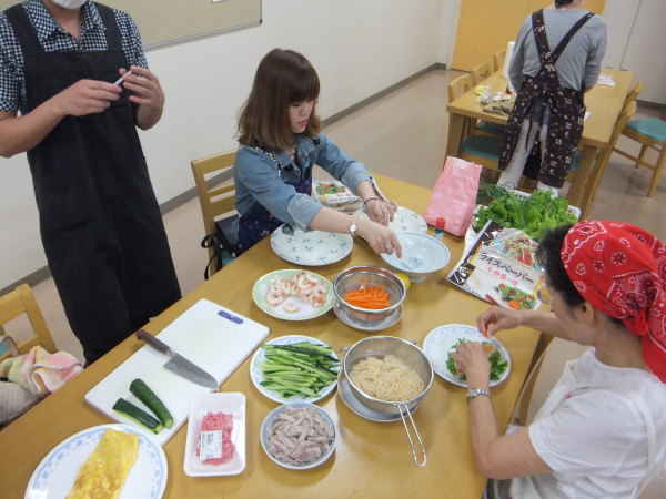 水曜のよるの教室の仲間で、料理を作りました。_e0175020_22421371.jpg