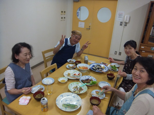 水曜のよるの教室の仲間で、料理を作りました。_e0175020_22421621.jpg