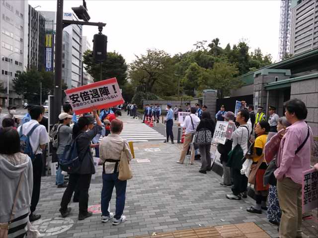市民が防衛省に「平和に生きる権利」申し入れ 防衛省、受け取る_c0024539_148278.jpg