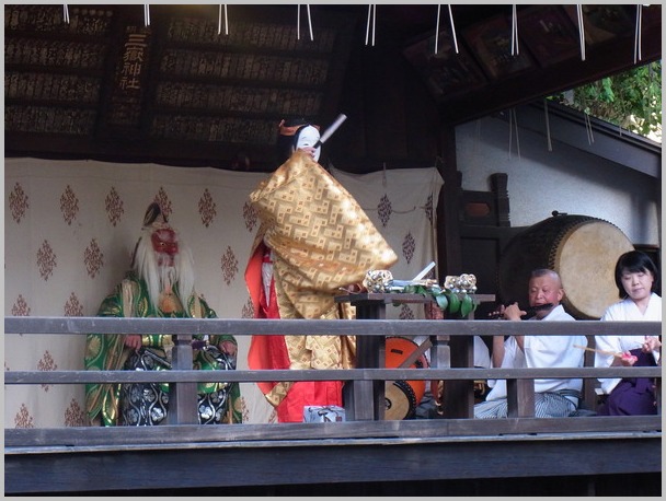 御嶽神社例大祭奉納御神楽_a0086270_0365775.jpg