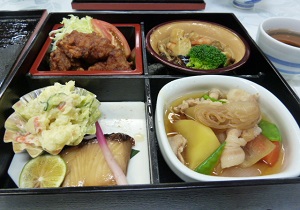 会席弁当_e0278968_22051390.jpg