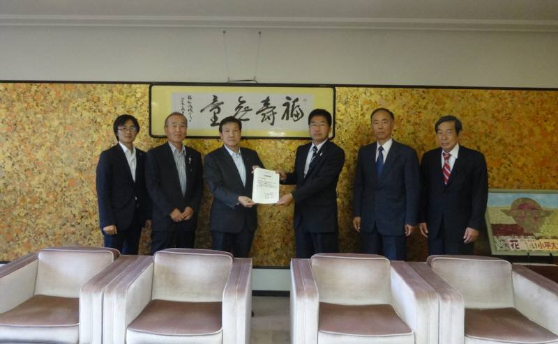 9月定例会最終日に来年度予算要望を市長に提出_f0059673_2323366.jpg