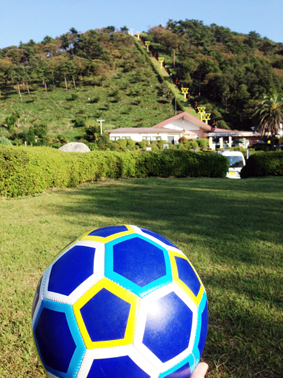 ボール１つでともだち。芝生でサッカーボール蹴りたくてさ。_e0000295_19194941.jpg