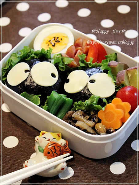 まっくろくろすけ弁当とあんぱん♪_f0348032_19124286.jpg