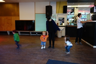 Kinderdisco （お誕生日会で踊ろう♪）_f0224632_1524051.jpg