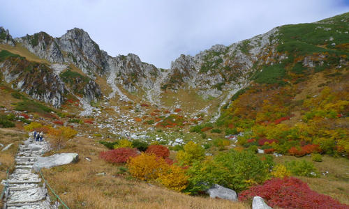 木曽駒ヶ岳へ　紅葉の千畳敷カールと噴煙を上げる御嶽_b0029488_011121.jpg