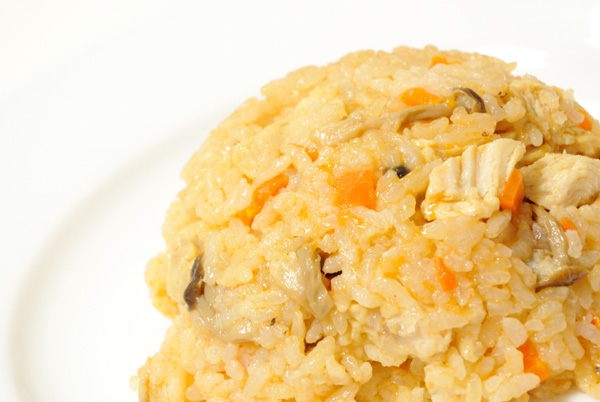 炊飯器で作る「チキンライス風炊き込みご飯」、卵をのせるとなんちゃってオムライスに早変わり?_f0339989_16152773.jpg
