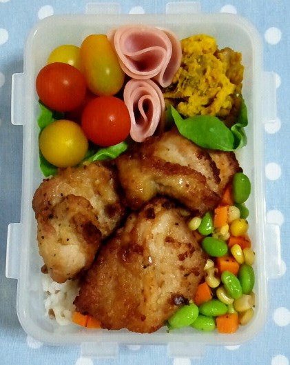 サラ弁。。。鮭フライ弁当と唐揚げ丼弁当２日分！_a0211008_1803313.jpg