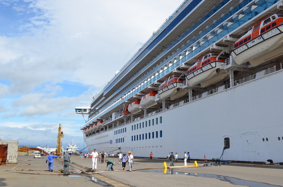 青森港の入港と出港：ダイヤモンドプリンセス乗船記30_f0054556_1122549.jpg