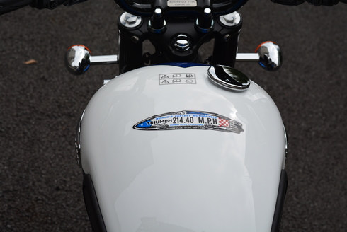 ボンネビルT２１４　限定車入荷しました。_d0100125_131669.jpg