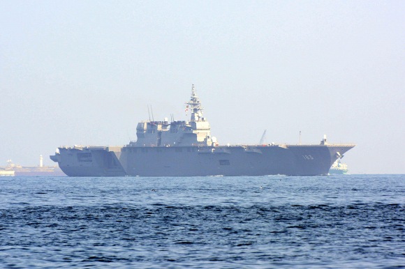 護衛艦「いずも(DDH-183)」_e0158925_1943394.jpg
