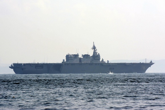 護衛艦「いずも(DDH-183)」_e0158925_1954413.jpg