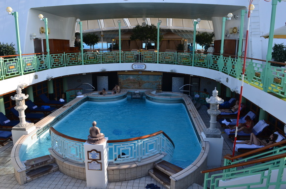 9日目、プールサイドを満喫した終日航海日：ダイヤモンドプリンセス乗船記31_f0054556_18142991.jpg