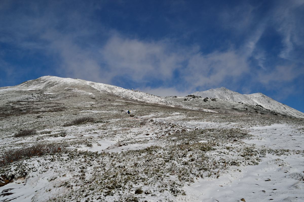 【田中陽希さんに会ったよ！】　　雪のトムラウシ山 （短縮路ピストン）　　2014.10.5_a0145819_17514358.jpg