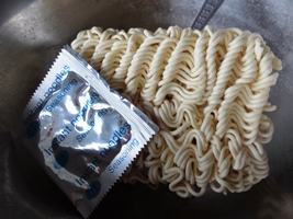 「日本の技術」で作られた中国製インスタントラーメン(笑)_a0043520_23104239.jpg
