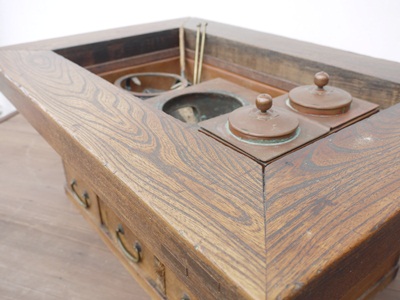 古道具 関西長火鉢 : ここちよい不便さ・・・ 白椿