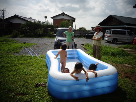 サツマイモのツル返しと水遊び（まんまる農園）_c0248102_16061976.jpg