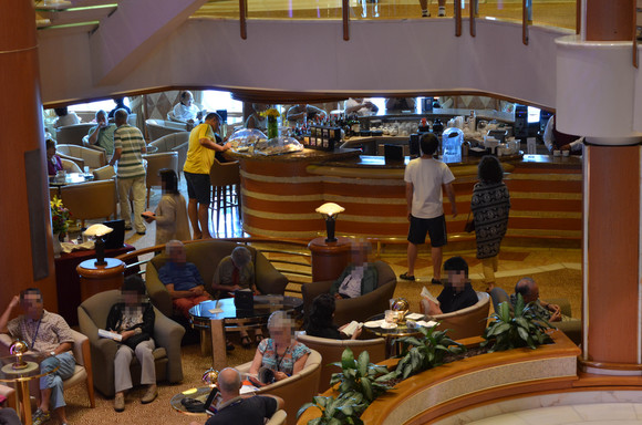 朝の珈琲タイムに。居心地良くてお気に入りの「LobbyBar」：ダイヤモンドプリンセス乗船記34_f0054556_1302441.jpg