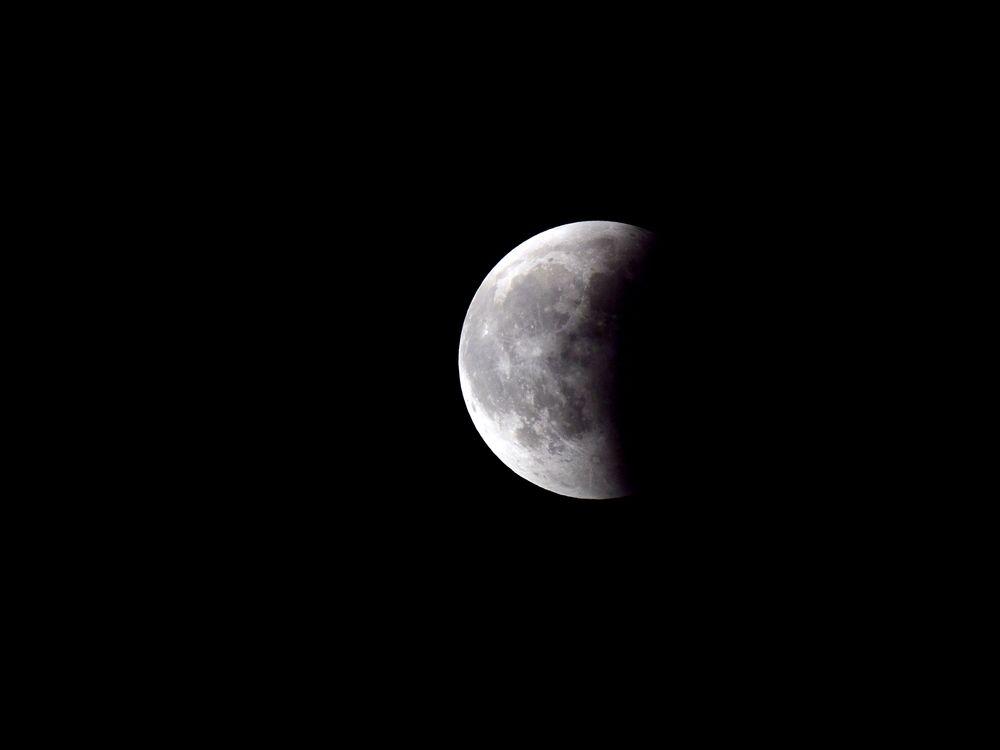 Red moon!・・・今夜の皆既月食は？・・・雲に阻まれた(^_^;)_a0031821_2213717.jpg