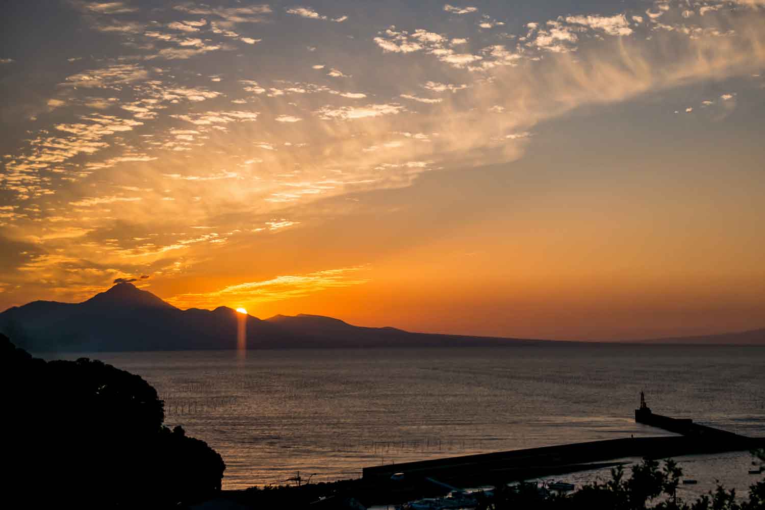 雲仙・普賢岳に沈む夕陽（熊本市）_d0238245_09390377.jpg