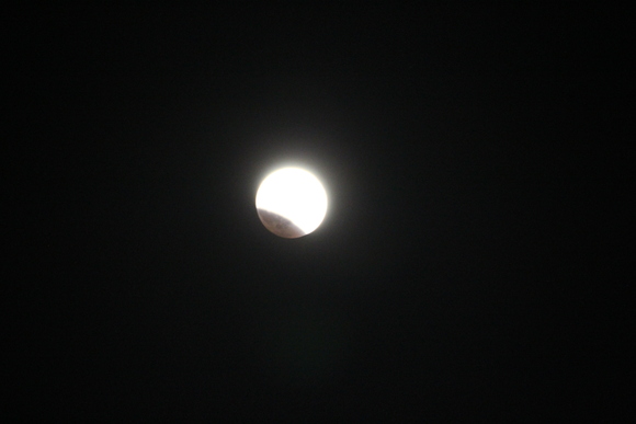 ＳＫＹ１４１００８お月様が、地球の陰に隠れて赤黒く変わって、午後八時2４分まで続く・_d0288367_2022718.jpg