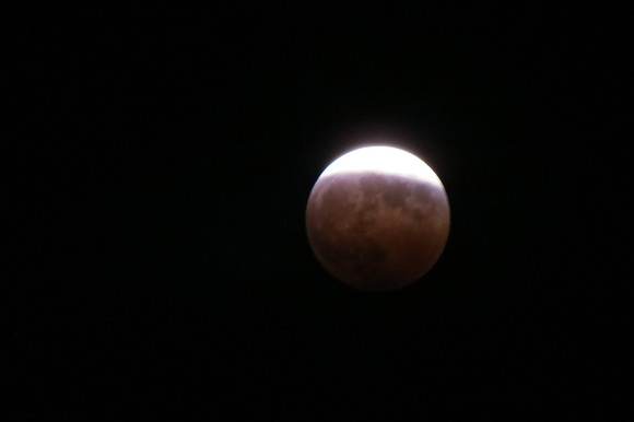 ＳＫＹ１４１００８お月様が、地球の陰に隠れて赤黒く変わって、午後八時2４分まで続く・_d0288367_203516.jpg