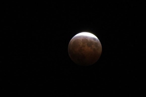 ＳＫＹ１４１００８お月様が、地球の陰に隠れて赤黒く変わって、午後八時2４分まで続く・_d0288367_204218.jpg