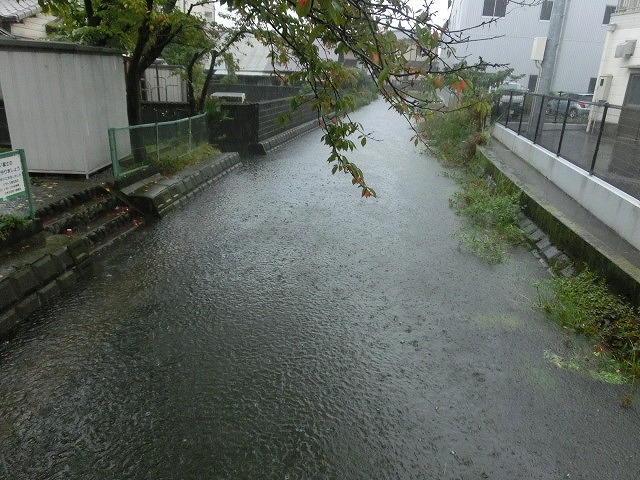台風18号の大雨で初めて見た「雨水調整池のオーバーフロー」_f0141310_7103615.jpg