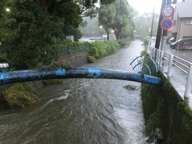 台風18号の大雨で初めて見た「雨水調整池のオーバーフロー」_f0141310_710689.jpg